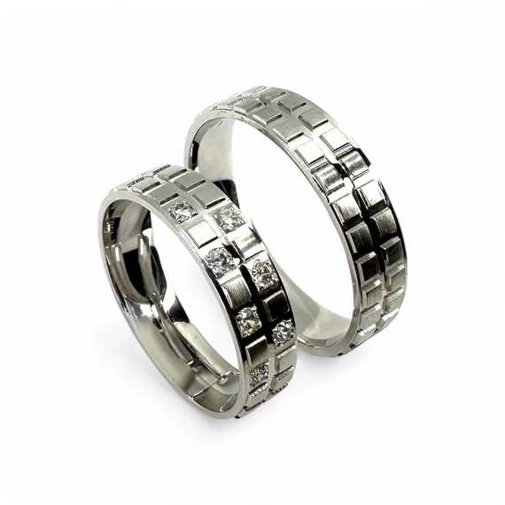 Fehér arany karikagyűrű vésett-szálcsiszolt csiszolással, 5 mm szélességgel, 7 kővel. FA-1009